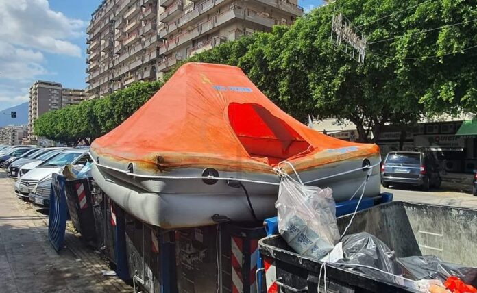 Gommone fra i rifiuti a Palermo in via Autonomia Siciliana