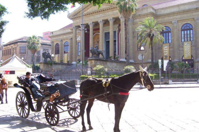 Carrozza davanti al Teatro Massimo di Palermo