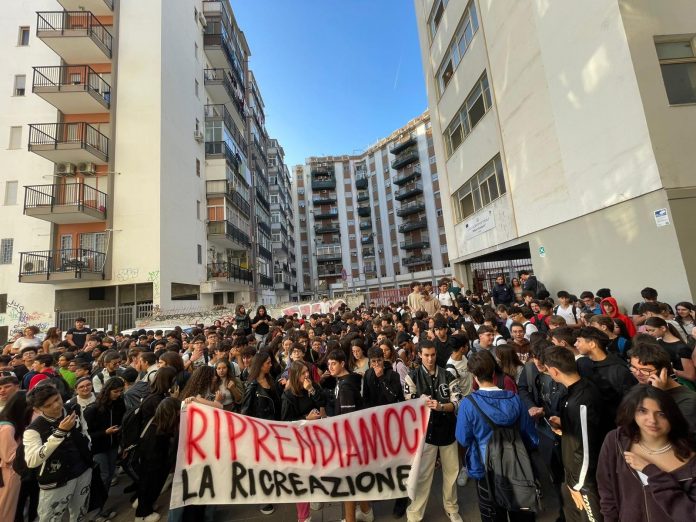 Studenti del Liceo Einstein di Palermo in protesta