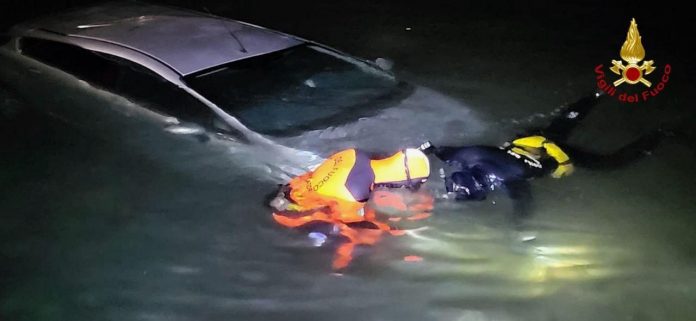 auto in acqua ad isola delle femmine