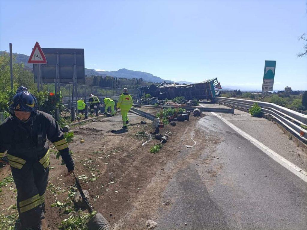 Il mezzo pesante, adibito al al trasporto di piante, si è ribaltato su una fiancata tra Sant'Agata di Militello e Rocca di Caprileone