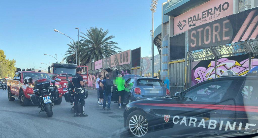 Palermo, scontro davanti allo stadio Barbera: auto cappotta, un ferito