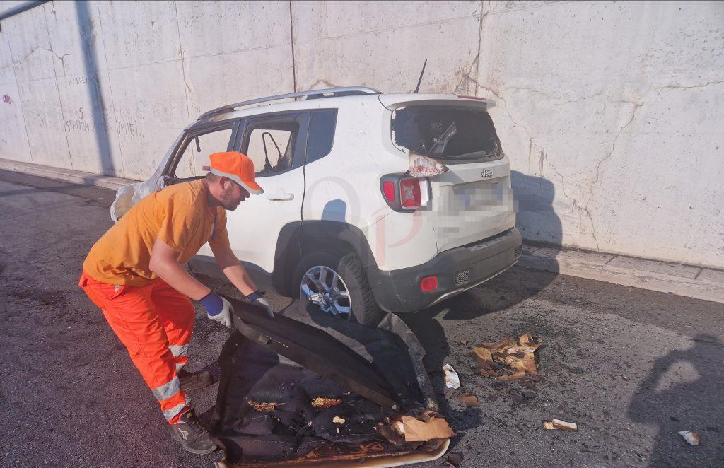 Suv in fiamme in Viale Regione