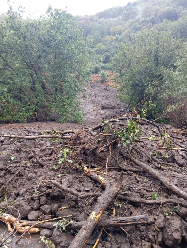 Provincia Catanese in ginocchio: esonda un torrente, auto a mare