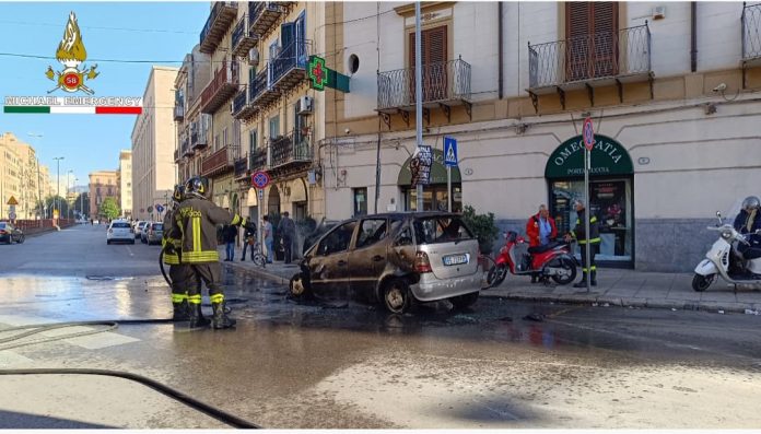 Incendio auto al Tribunale - foto Michael Emergency