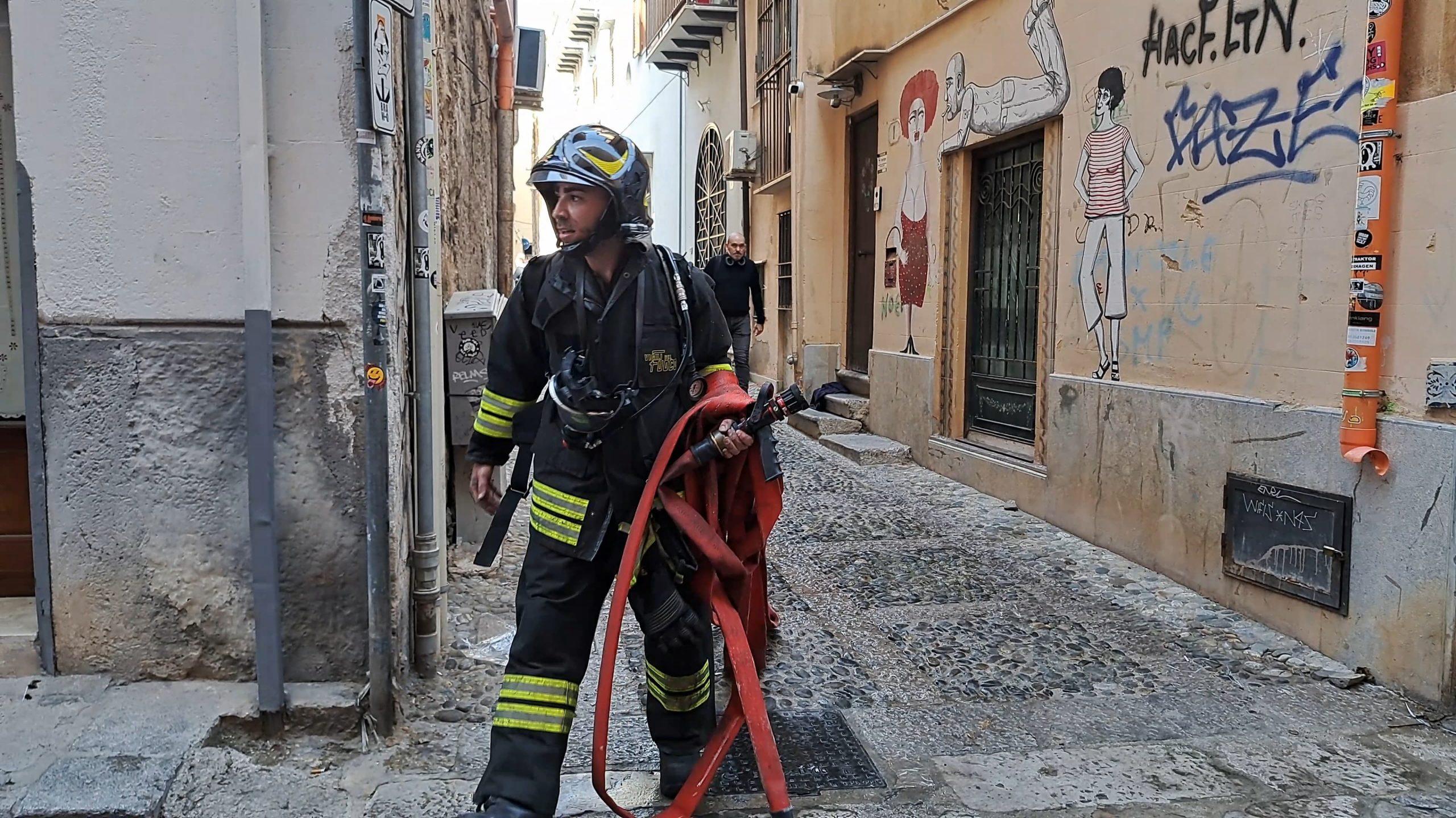 Incendio in via della Rosa all'Alloro - Foto Palermo Emergency