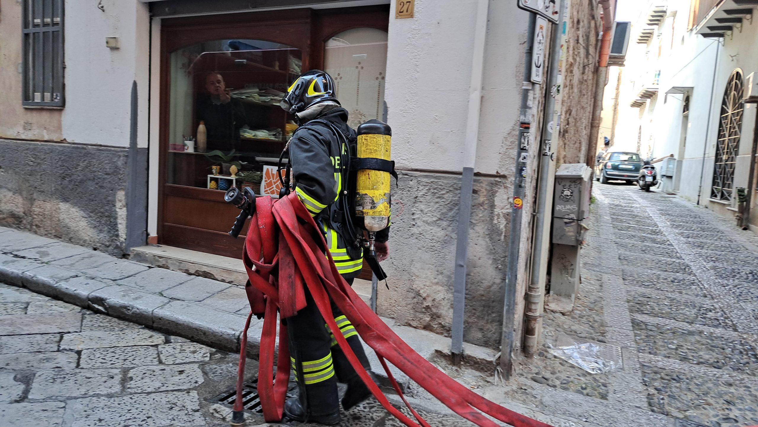 Incendio in via della Rosa all'Alloro - Foto Palermo Emergency