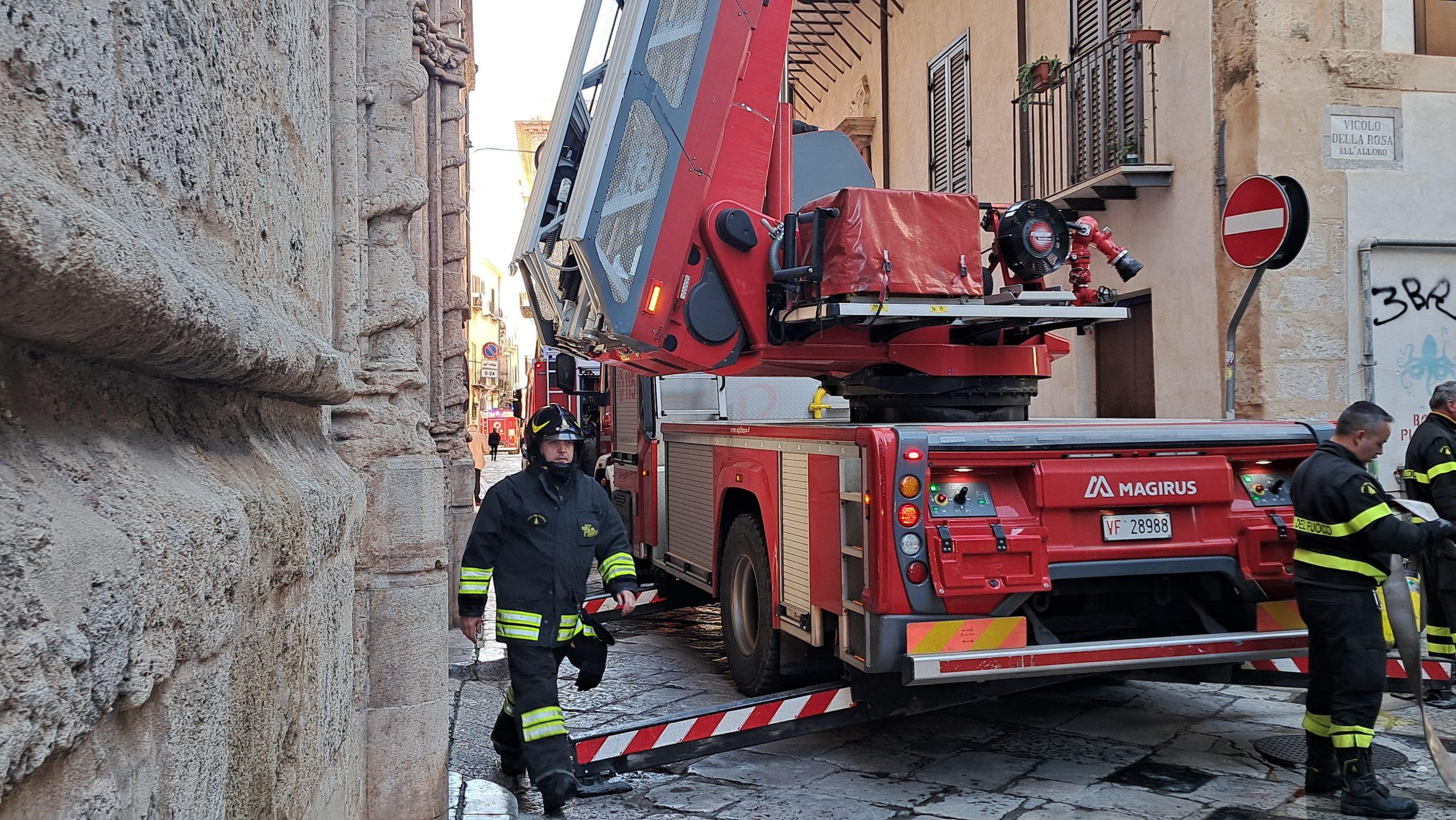 Incendio in via della Rosa all'Alloro - Foto Palermo Emergency