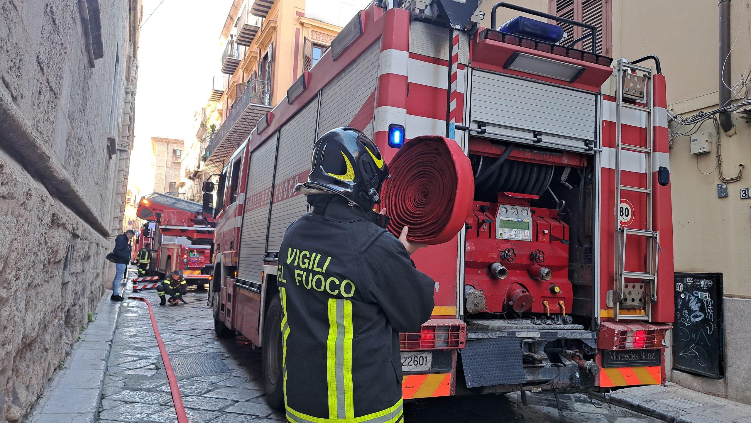 Incendio in via della Rosa all'Alloro - Foto Palermo Emergency