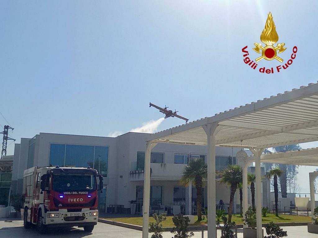 Incendio Partinico vigili del fuoco canadair