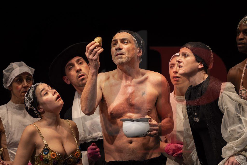 Immagini di scena dello spettacolo 'Re Chicchinella' di Emma Dante