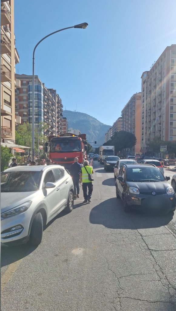 traffico via De Gasperi