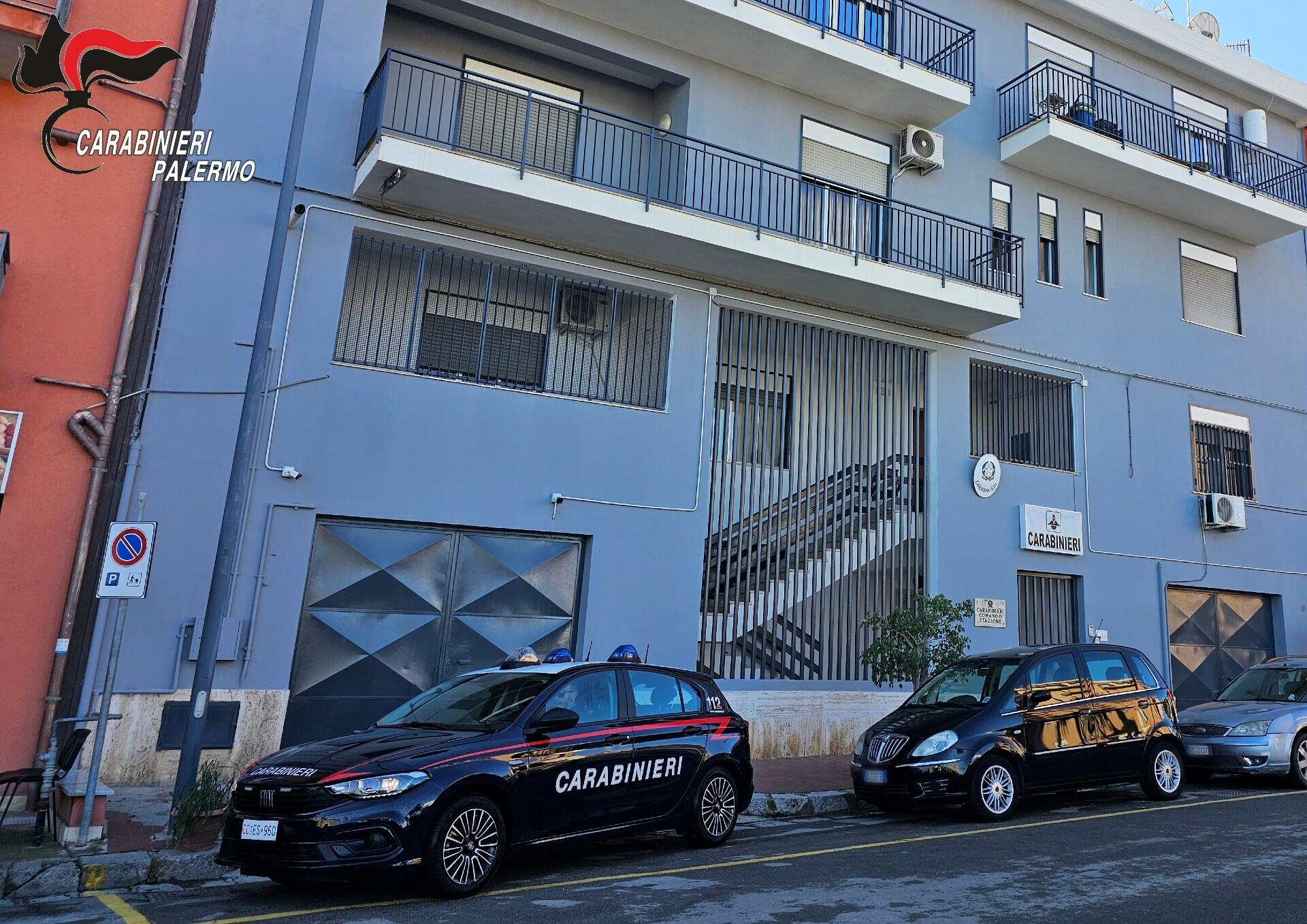 Caserma e vettura dei Carabinieri nella foto di corredo pubblicata dal Quotidiano di Palermo